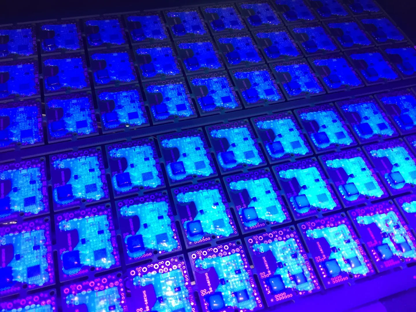 Lackierte Baugruppen unter UV-Licht